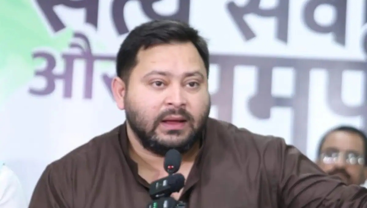 Two voter card case: तेजस्वी यादव को चुनाव आयोग का नोटिस, जवाब तलब