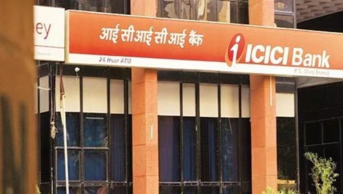 ICICI Bank ने बढ़ाई मिनिमम बैलेंस की लिमिट अब ₹10,000 नहीं, ₹50,000 रखना होगा जरूरी
