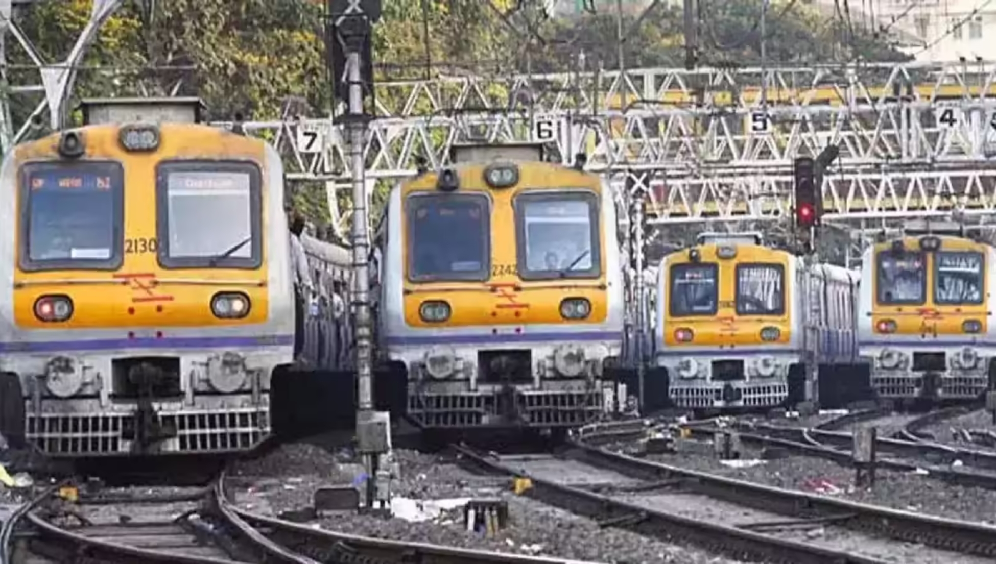 Mumbai के हार्बर और ट्रांस-हार्बर रेल सेवाएं ठप मेगा ब्लॉक से यात्रियों की मुश्किलें बढ़ीं
