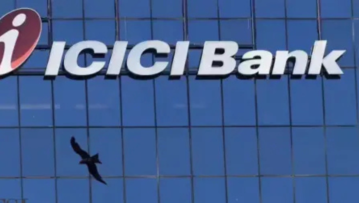 ICICI Bank ने बढ़ाई मिनिमम बैलेंस की लिमिट अब ₹10,000 नहीं, ₹50,000 रखना होगा जरूरी
